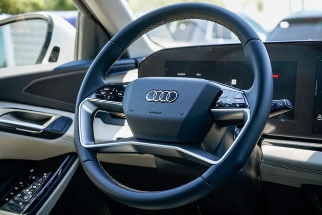 Thumbnail: 2025 Audi Q6 e-tron - 8