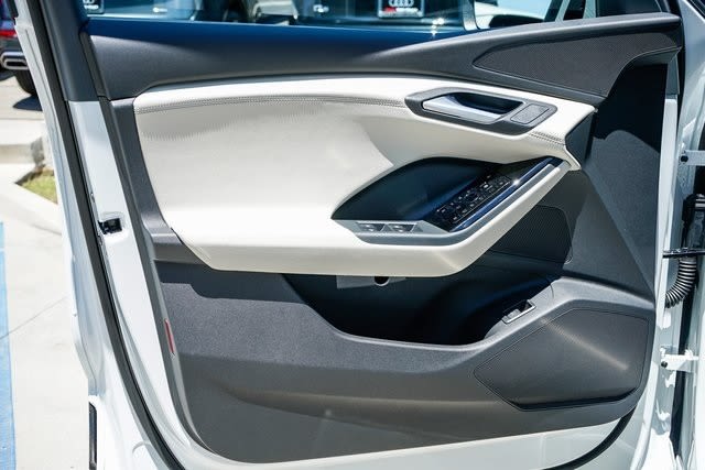 Thumbnail: 2025 Audi Q6 e-tron - 22