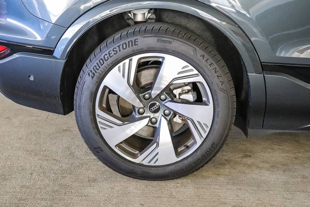 Thumbnail: 2025 Audi Q6 e-tron - 12