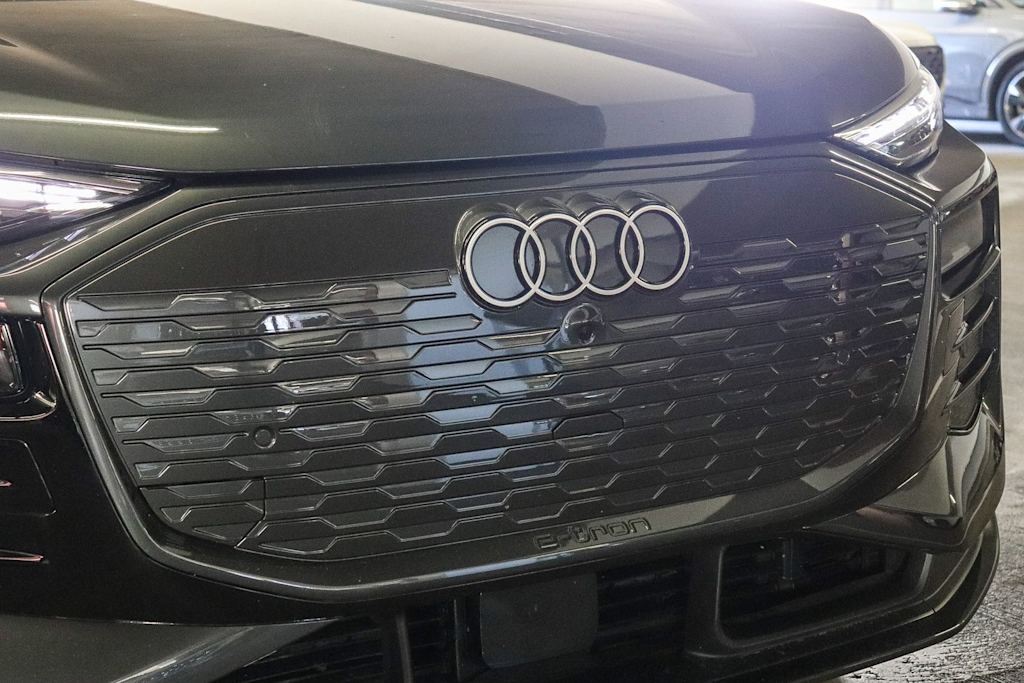 Thumbnail: 2025 Audi Q6 e-tron - 11