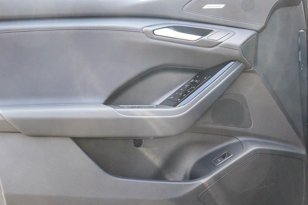 Thumbnail: 2025 Audi Q6 e-tron - 25