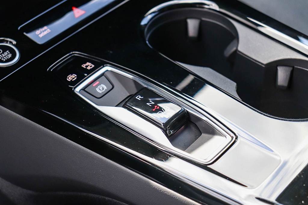 Thumbnail: 2025 Audi Q6 e-tron - 12