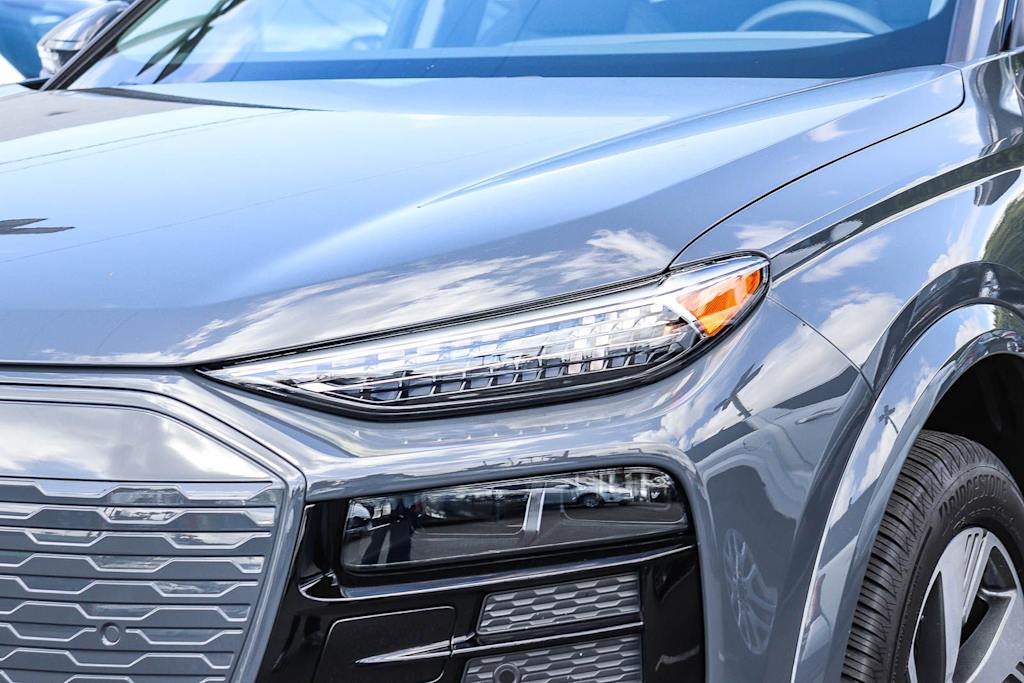 Thumbnail: 2025 Audi Q6 e-tron - 18