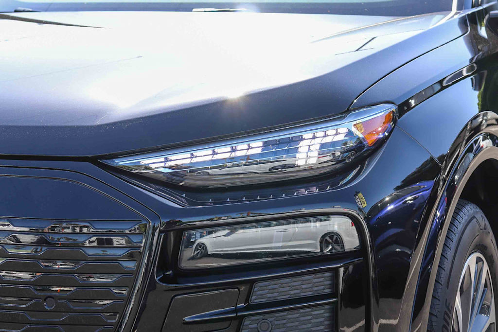 Thumbnail: 2025 Audi Q6 e-tron - 4