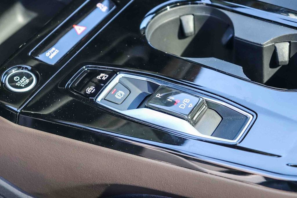 Thumbnail: 2025 Audi Q6 e-tron - 11