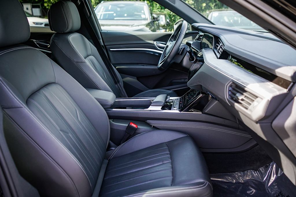 Thumbnail: 2023 Audi e-tron - 10