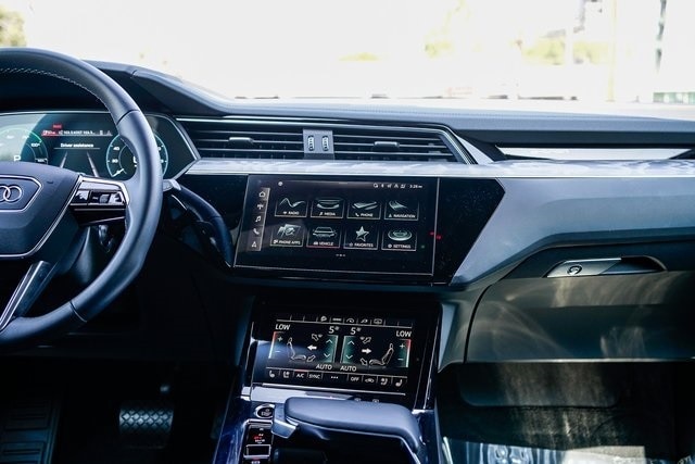 2023 Audi e-tron Premium Plus 8