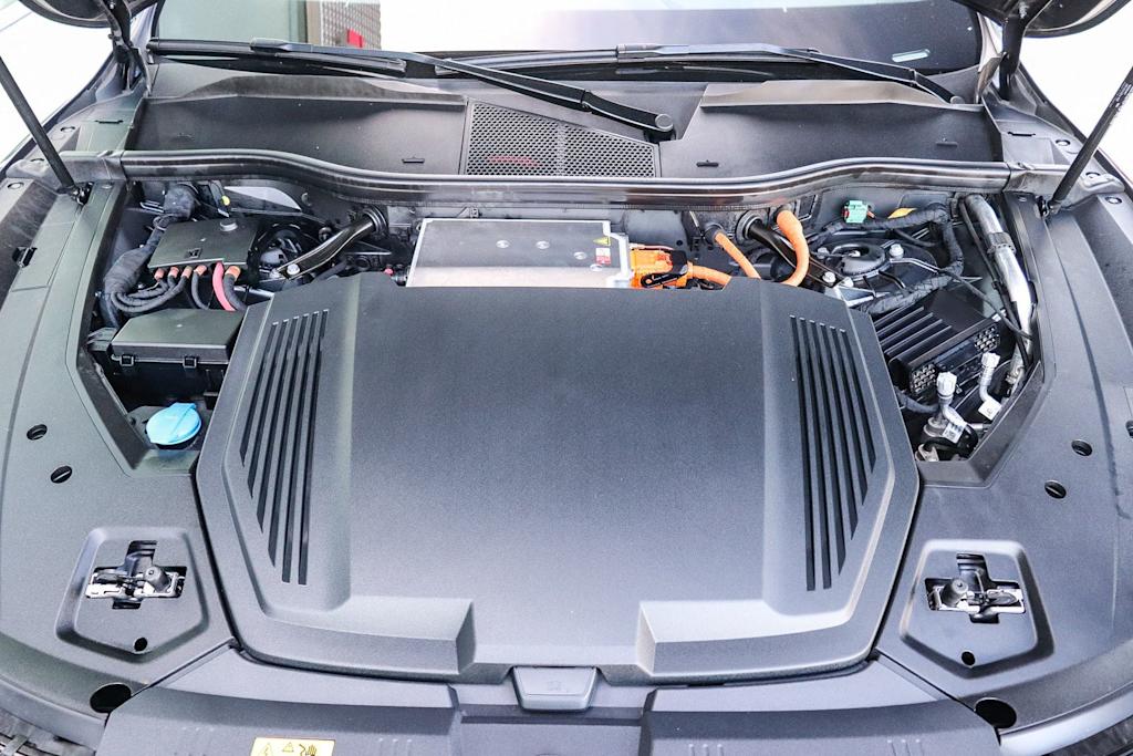 Thumbnail: 2024 Audi Q8 e-tron - 8