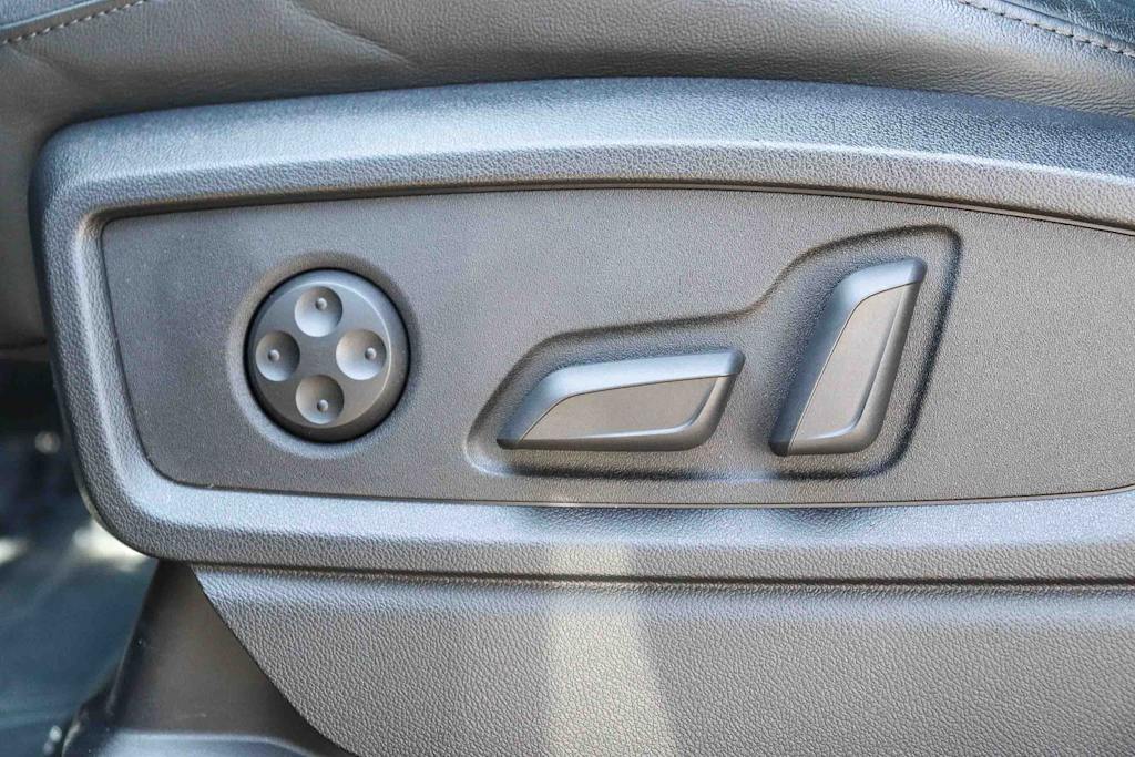 Thumbnail: 2023 Audi SQ5 - 25