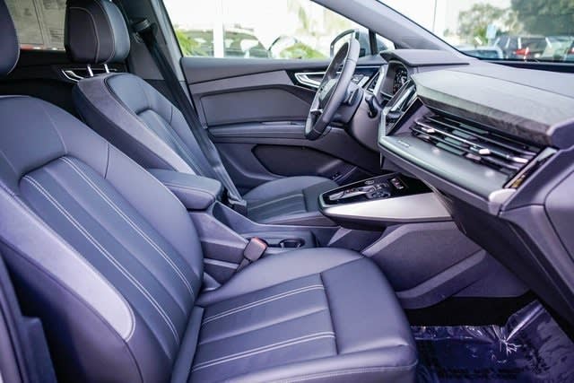 Thumbnail: 2025 Audi Q4 e-tron - 10