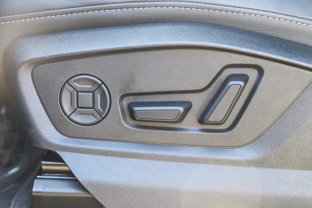 Thumbnail: 2026 Audi Q8 - 25