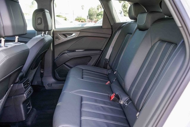 Thumbnail: 2023 Audi Q4 e-tron - 12