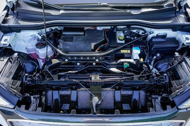 Thumbnail: 2023 Audi Q4 e-tron - 8