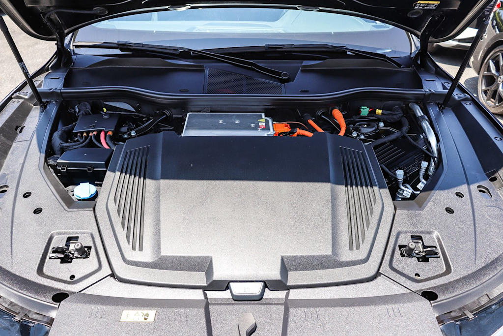 Thumbnail: 2024 Audi Q8 e-tron - 8
