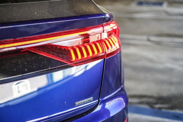 Thumbnail: 2022 Audi Q8 - 13