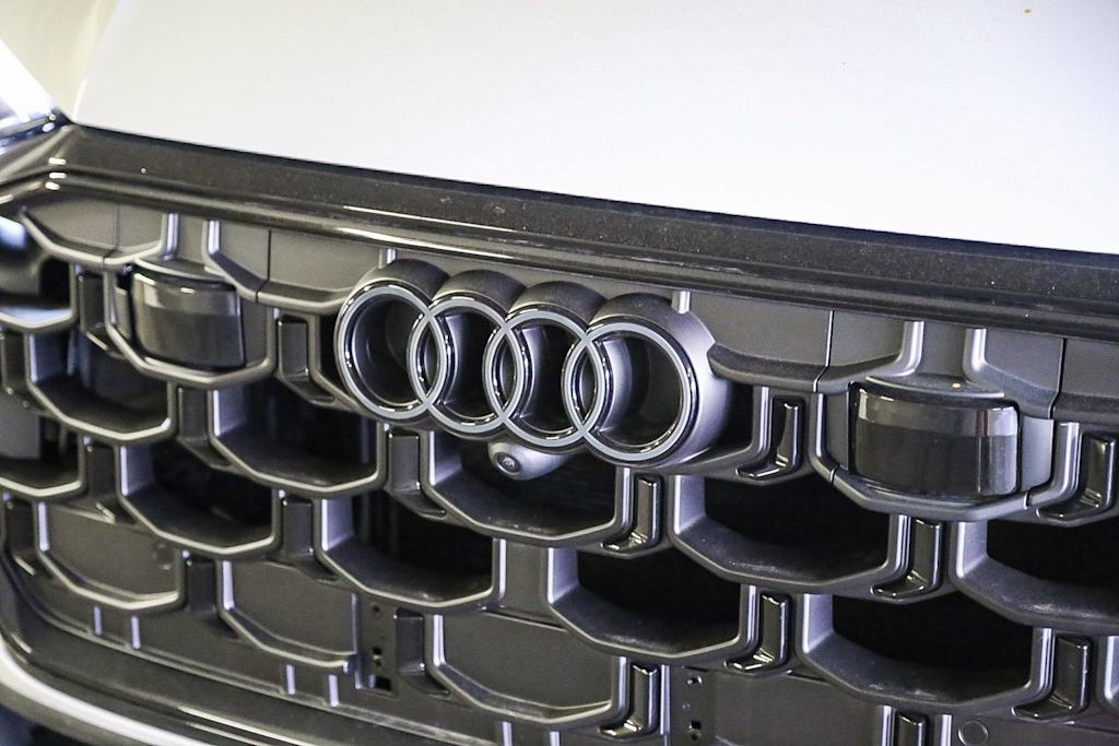 Thumbnail: 2026 Audi Q8 - 6