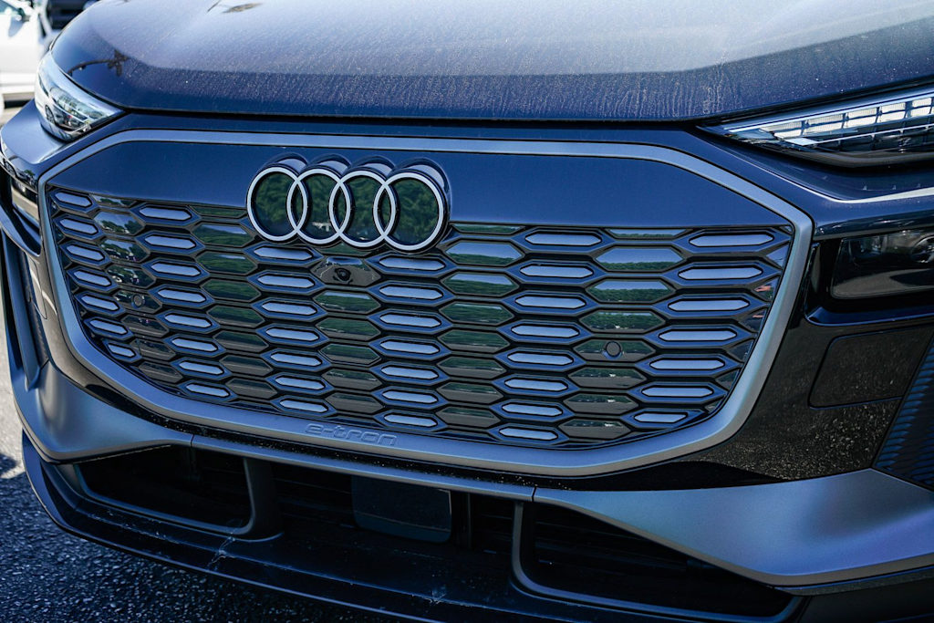 Thumbnail: 2025 Audi Q6 e-tron - 10