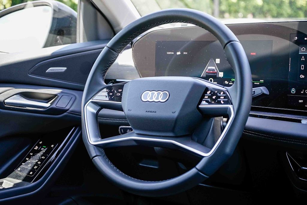Thumbnail: 2025 Audi Q6 e-tron - 8