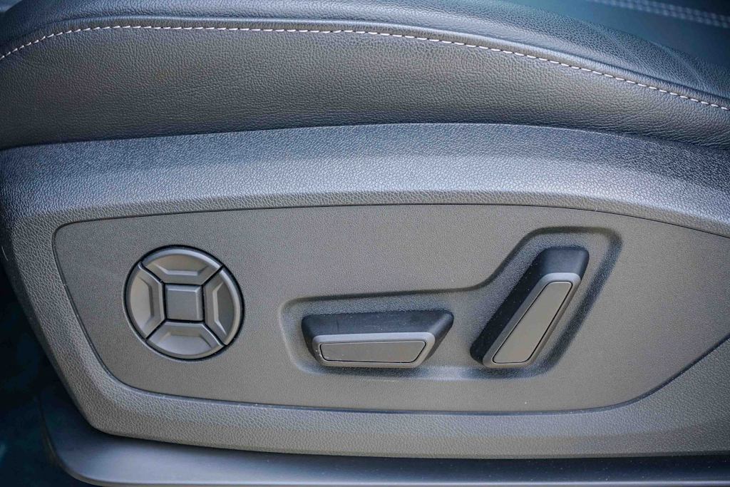 Thumbnail: 2025 Audi Q6 e-tron - 23
