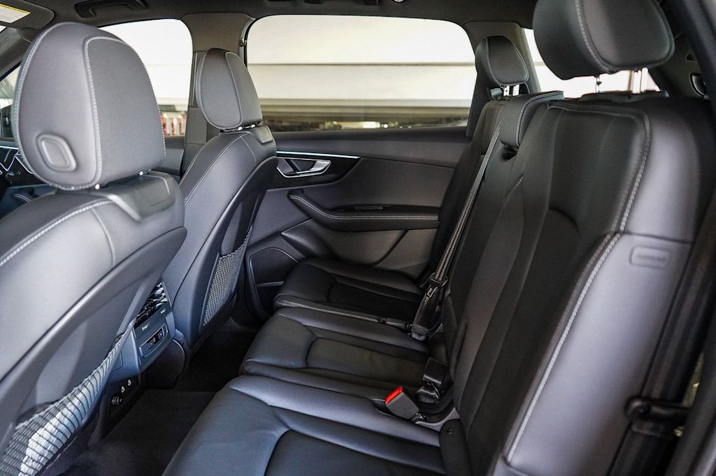 Thumbnail: 2026 Audi Q7 - 12