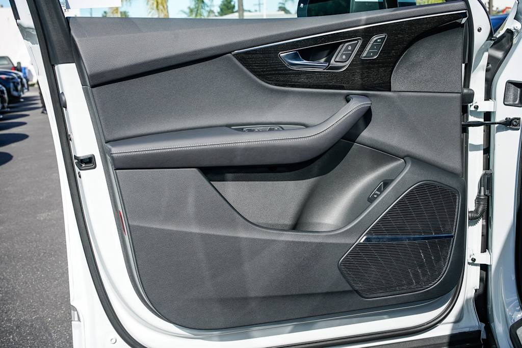 Thumbnail: 2025 Audi Q7 - 22