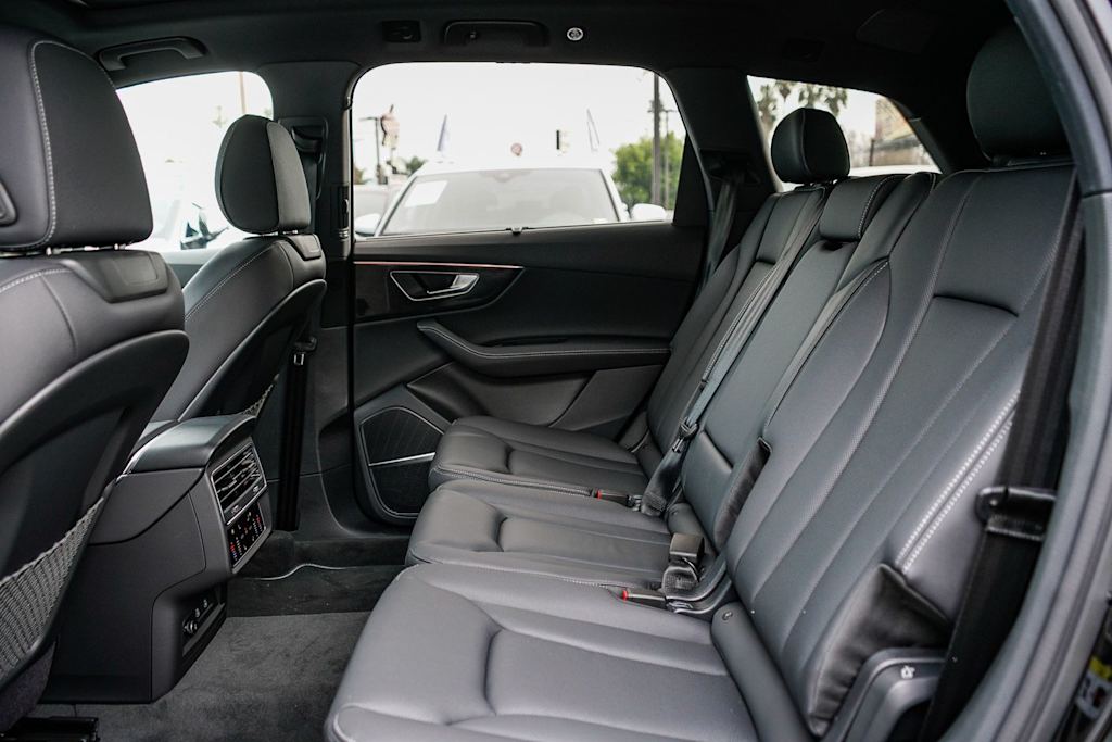 Thumbnail: 2026 Audi Q7 - 12