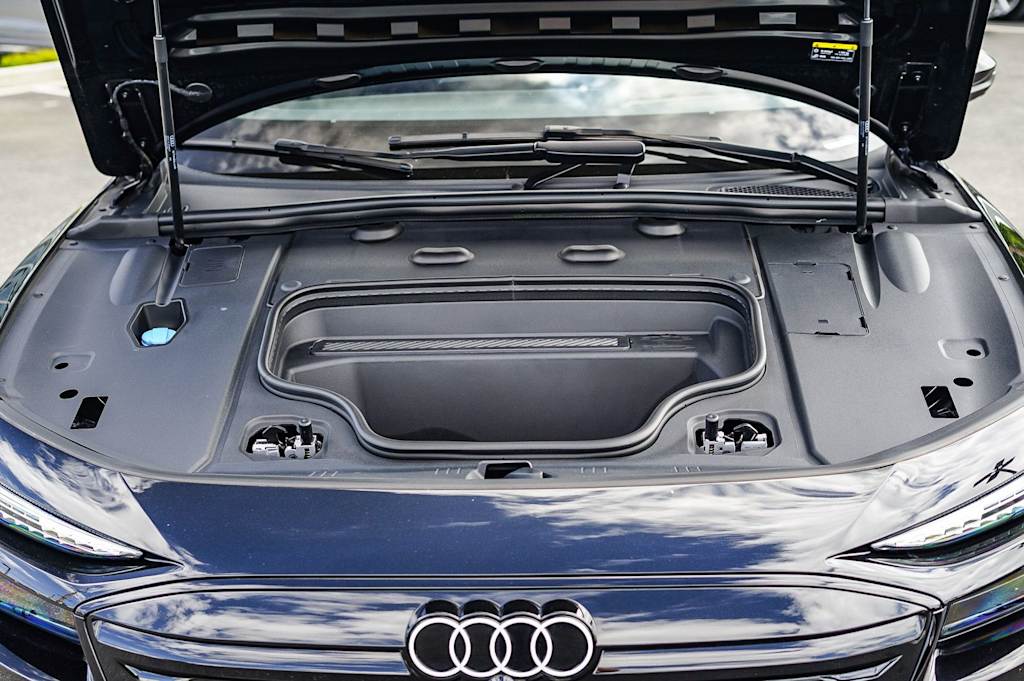 Thumbnail: 2025 Audi e-tron - 6