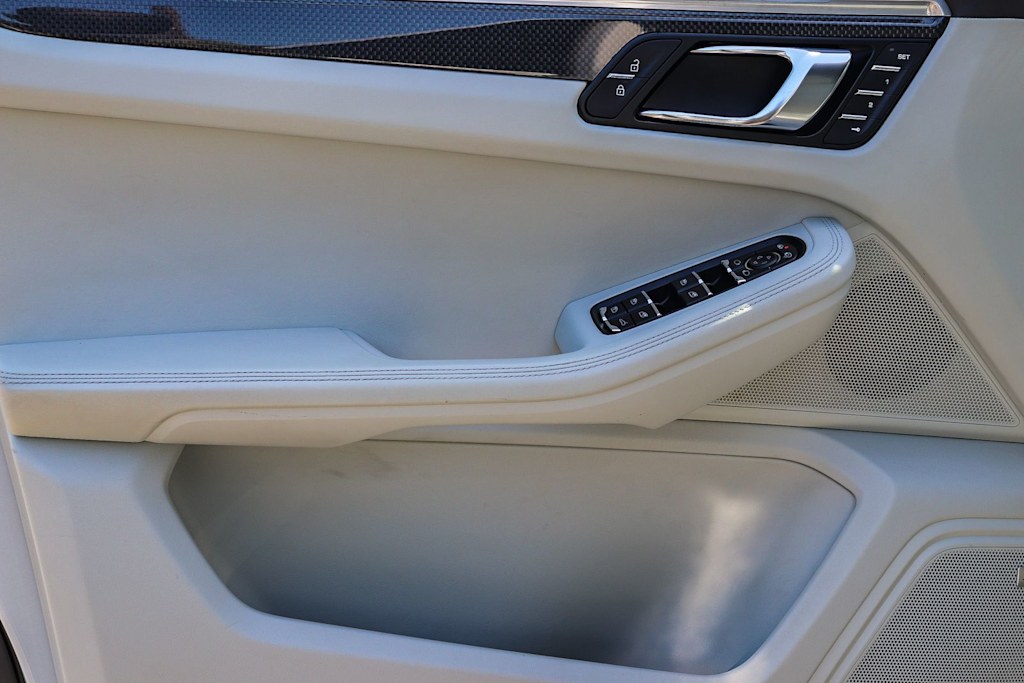 Thumbnail: 2021 Porsche Macan - 25