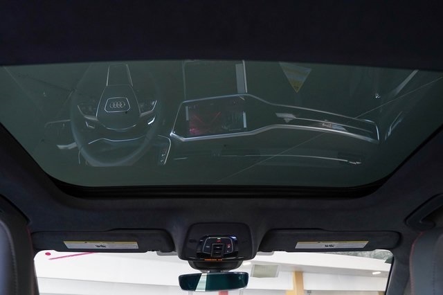 Thumbnail: 2025 Audi RS 6 - 25