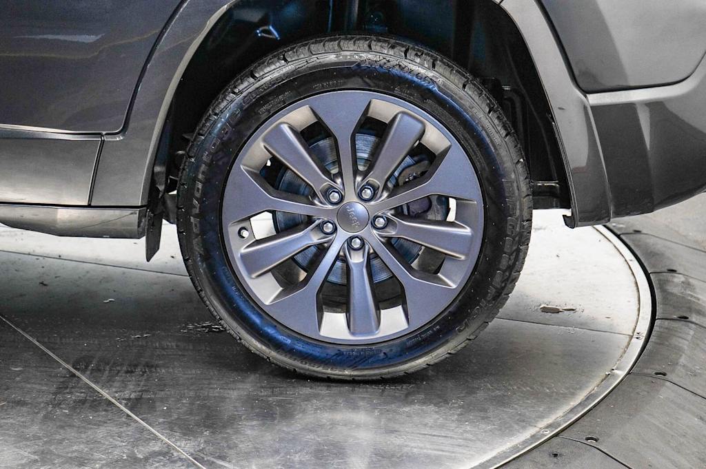 Thumbnail: 2020 Jeep Cherokee - 23