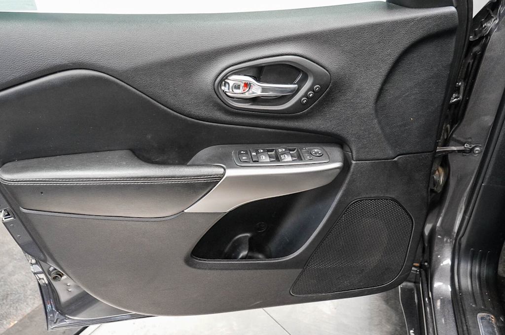 Thumbnail: 2020 Jeep Cherokee - 26