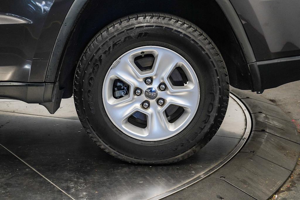 Thumbnail: 2015 Jeep Grand Cherokee - 23