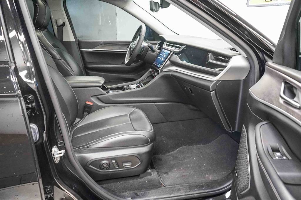 Thumbnail: 2023 Jeep Grand Cherokee - 10