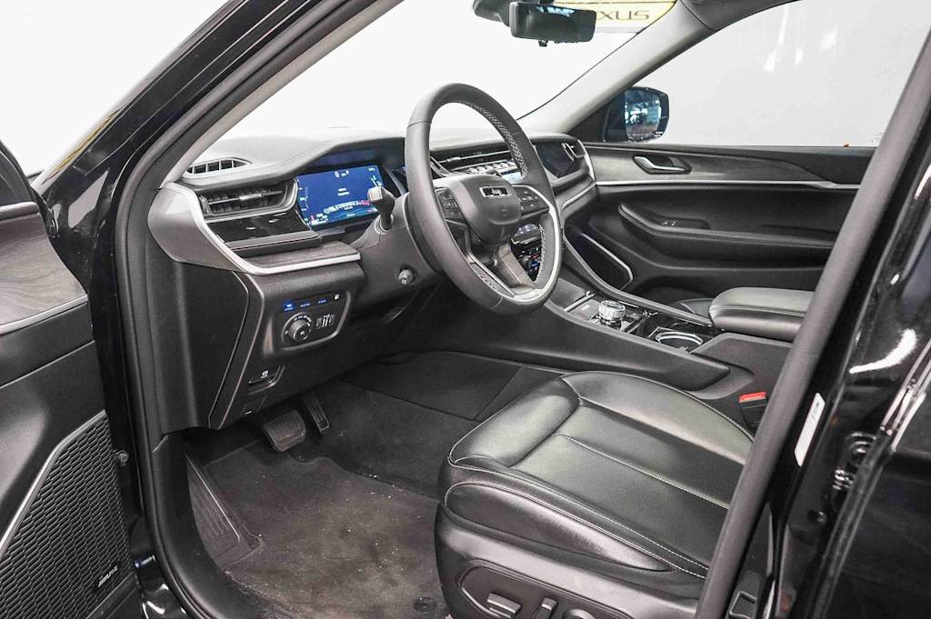 Thumbnail: 2023 Jeep Grand Cherokee - 14