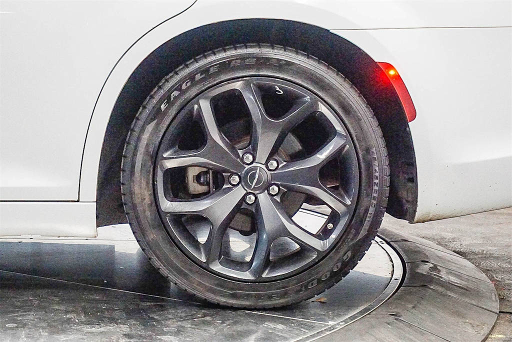 Thumbnail: 2022 Chrysler 300 - 18