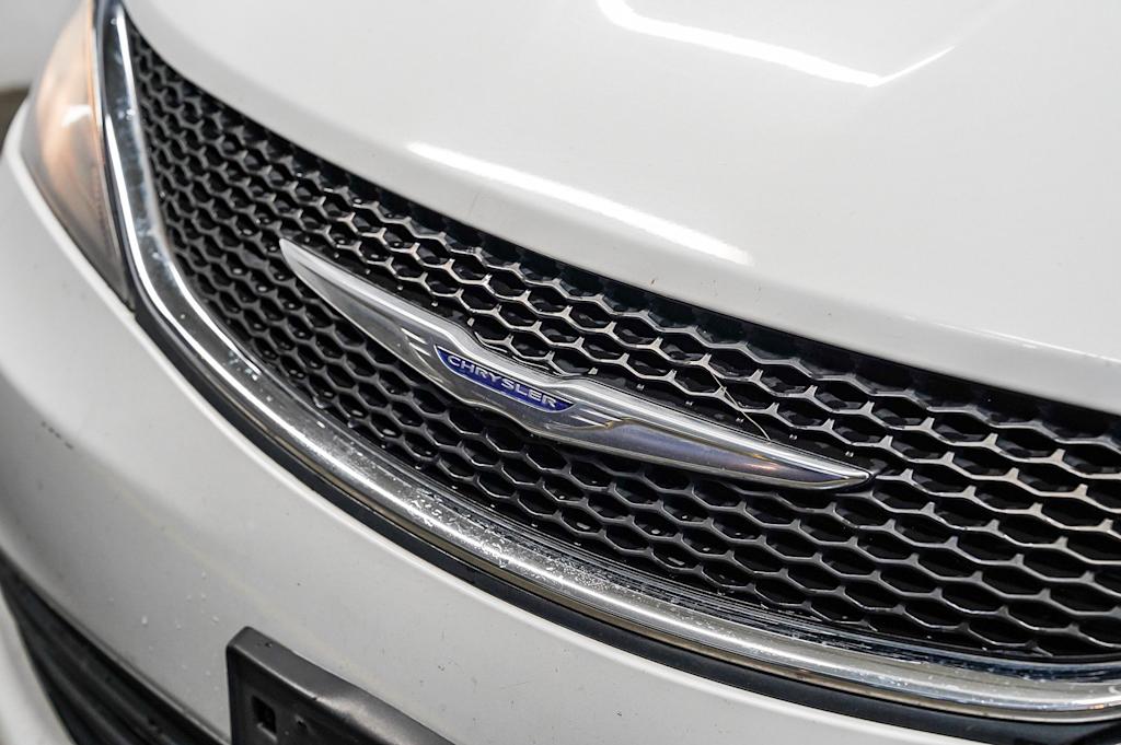 Thumbnail: 2017 Chrysler Pacifica - 6