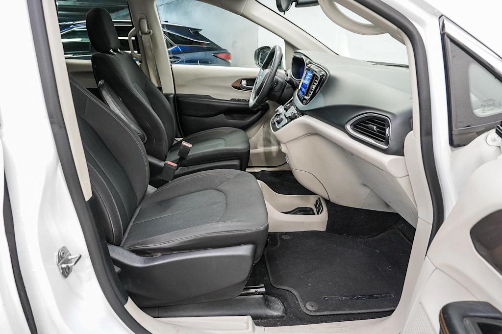 Thumbnail: 2017 Chrysler Pacifica - 9