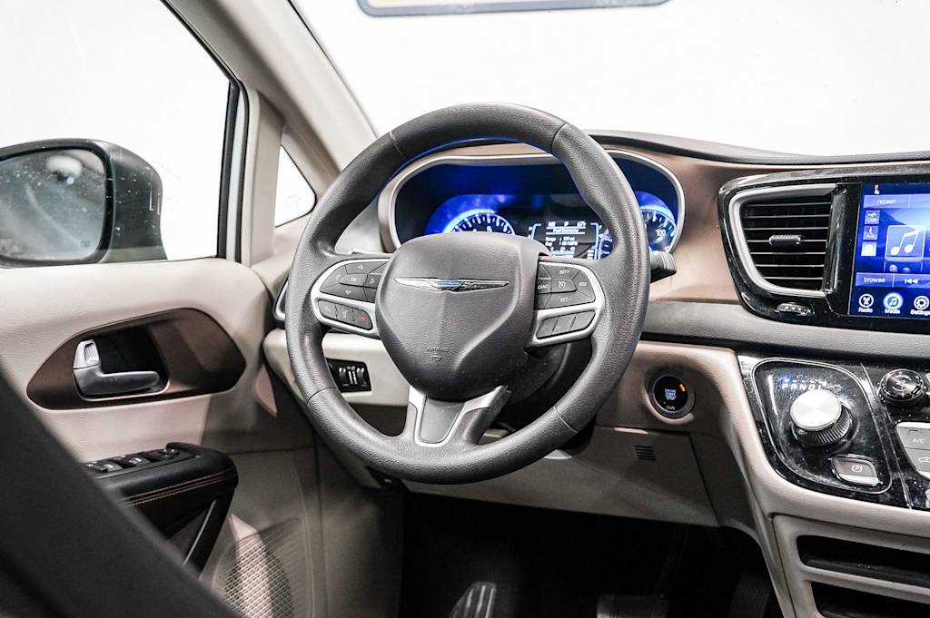 Thumbnail: 2017 Chrysler Pacifica - 8