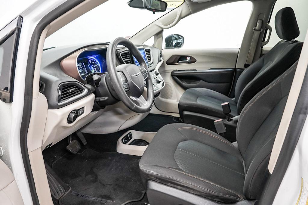 Thumbnail: 2017 Chrysler Pacifica - 10