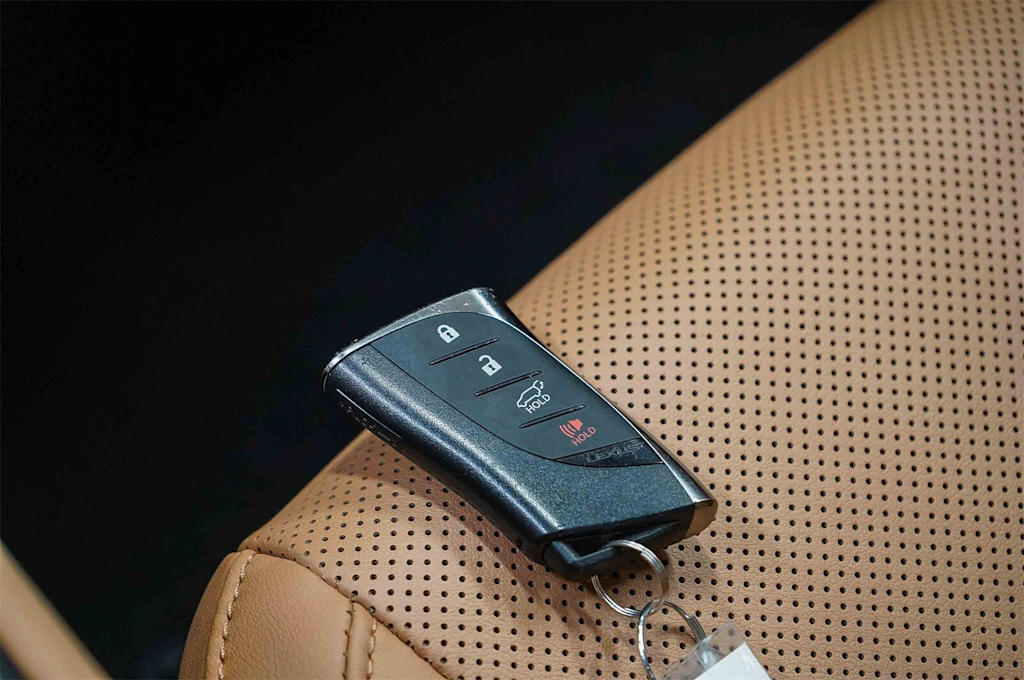 Thumbnail: 2024 Lexus ES - 17