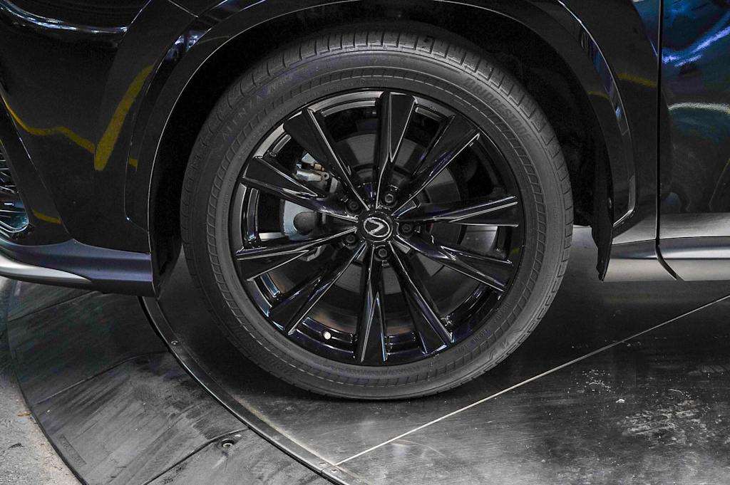 Thumbnail: 2024 Lexus ES - 6