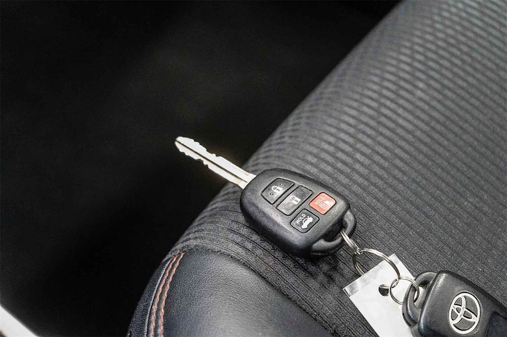 Thumbnail: 2016 Toyota Camry - 17