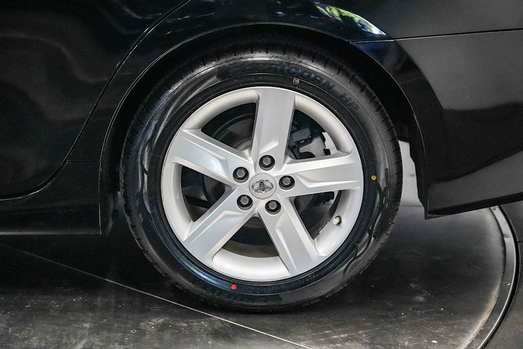 Thumbnail: 2013 Toyota Camry - 21
