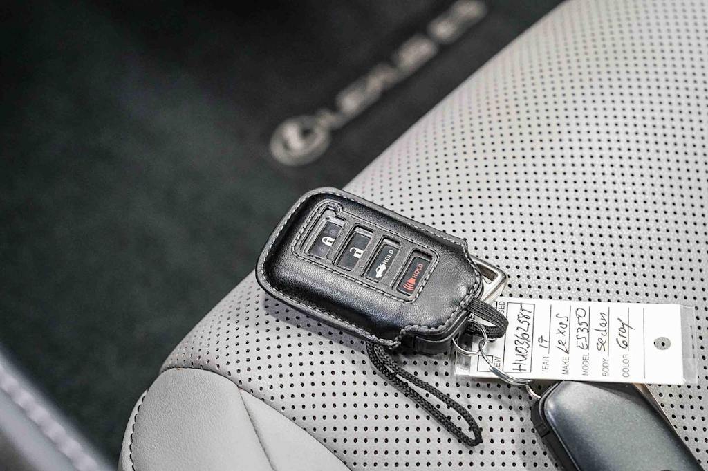 Thumbnail: 2017 Lexus ES - 17