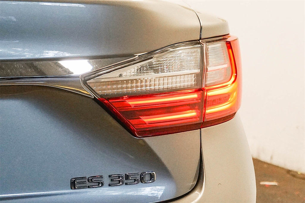 Thumbnail: 2018 Lexus ES - 21