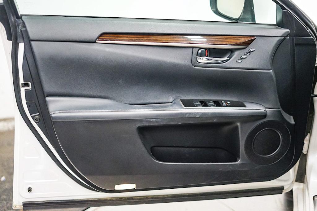 Thumbnail: 2017 Lexus ES - 25