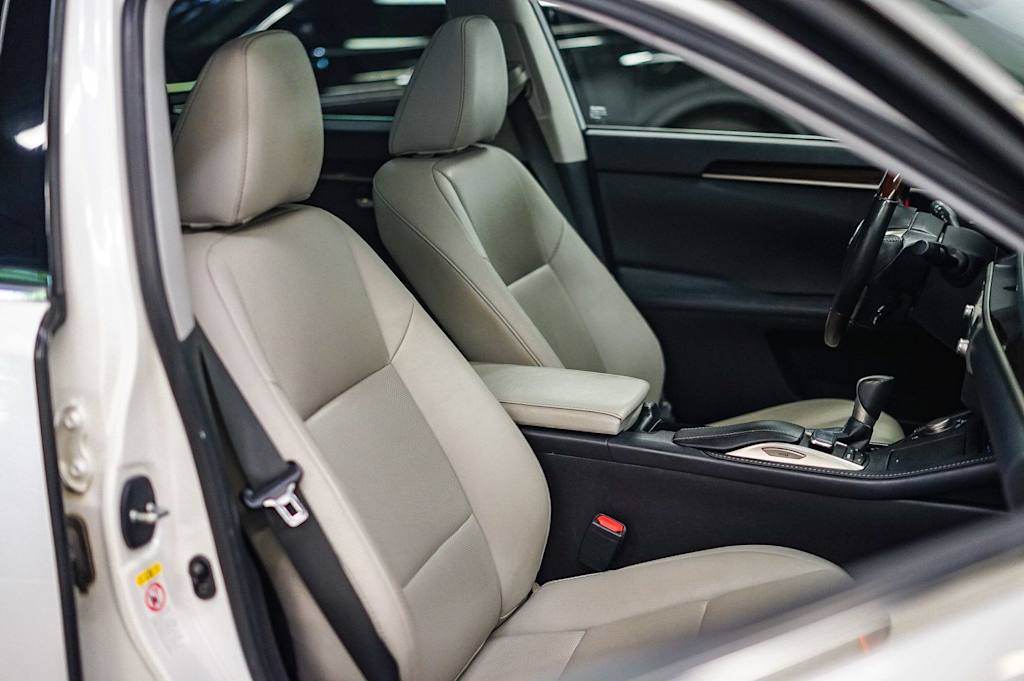 Thumbnail: 2017 Lexus ES - 10