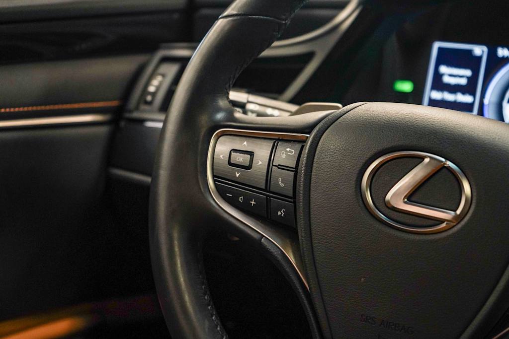 2022 Lexus ES Hybrid 300h 23