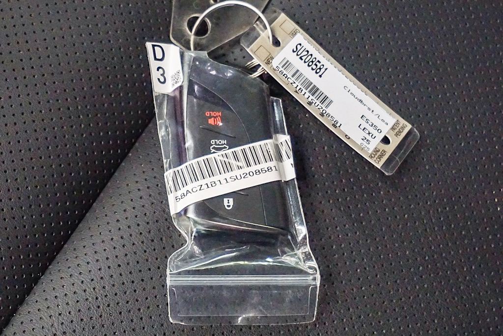 Thumbnail: 2025 Lexus ES - 19