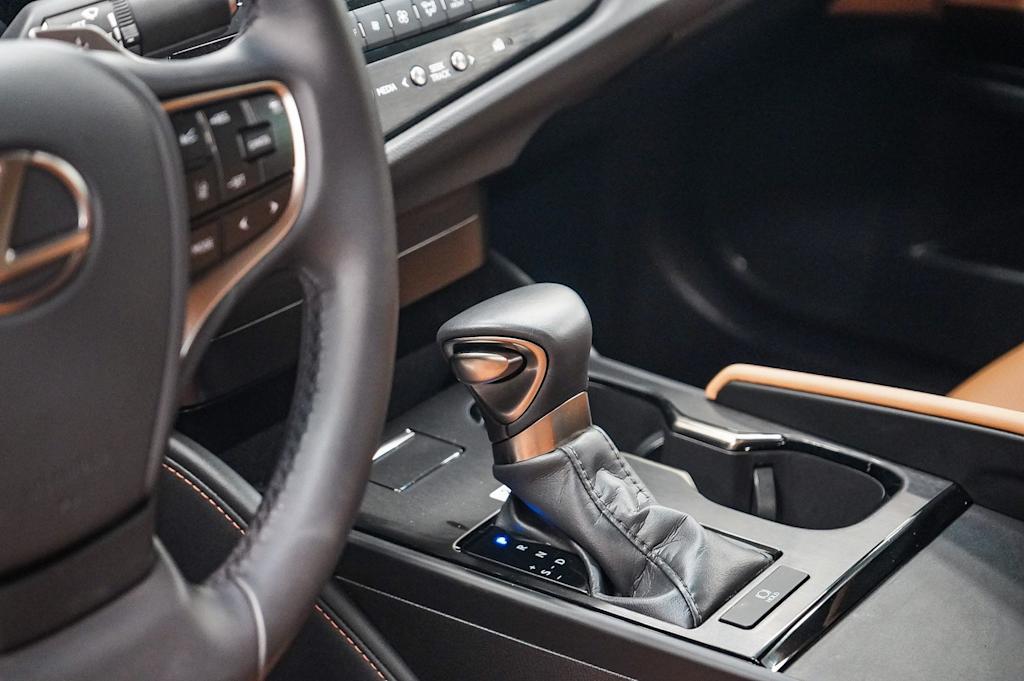Thumbnail: 2025 Lexus ES - 15